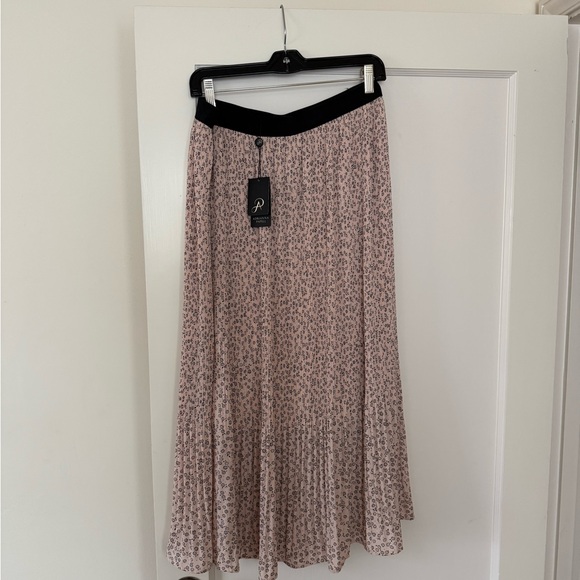 Elegant Pink Patterned Skirt - Picture 2 of 5